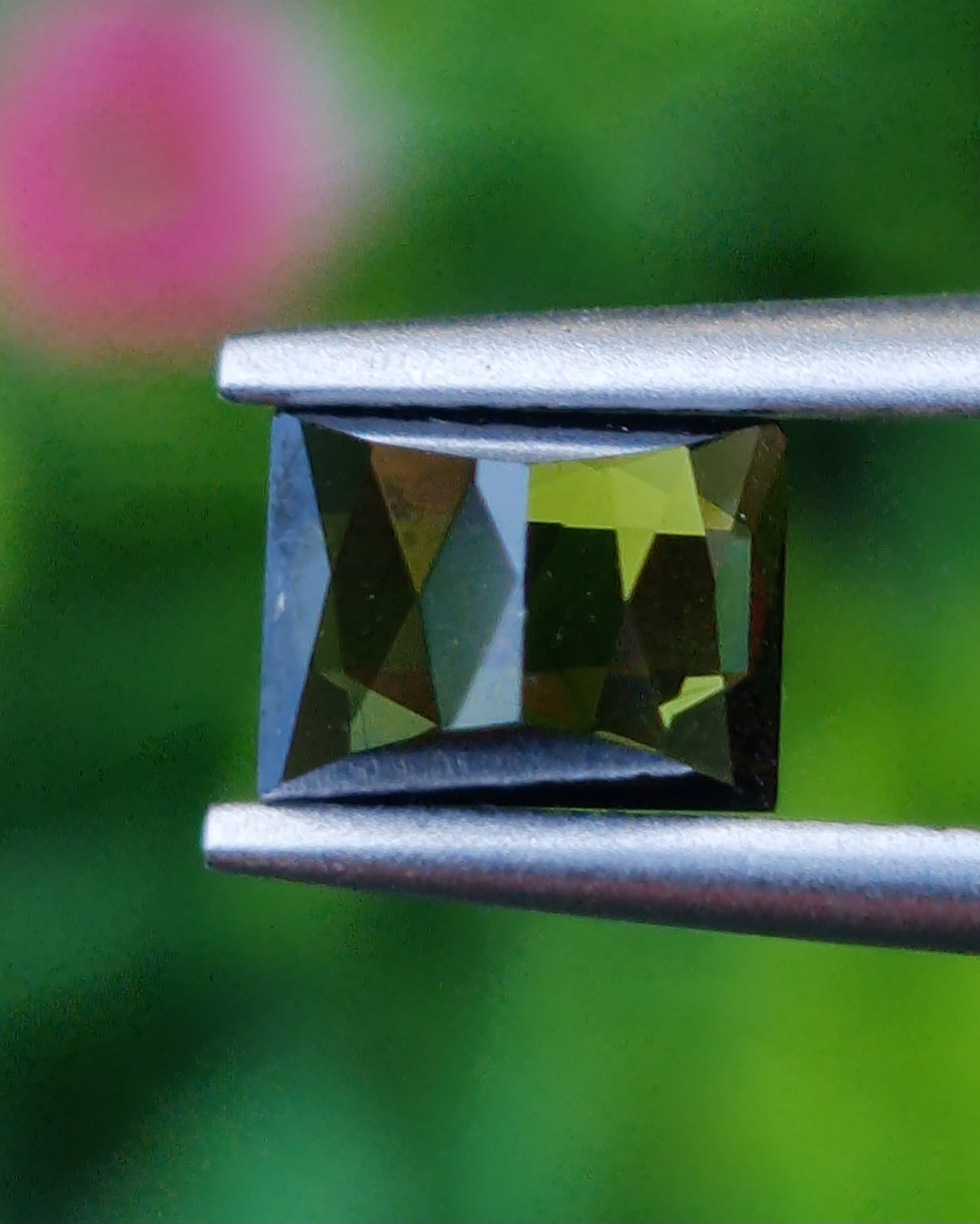 พลอย กรีน ทัวร์มารีน (Green Tourmaline) 0.98 กะรัต (Cts.) อัญมณีมงคลประจําวันเกิด เครื่องประดับพลอย