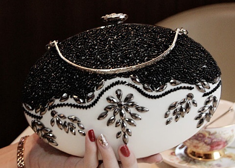พร้อมส่ง Evening Clutch กระเป๋าออกงาน สีขาว แต่งลูปัดรมดำ จุกปิดสวยหรู ทรงรูปไข่ พร้อมสายสะพายยาว ไม่รวมที่จับถือ