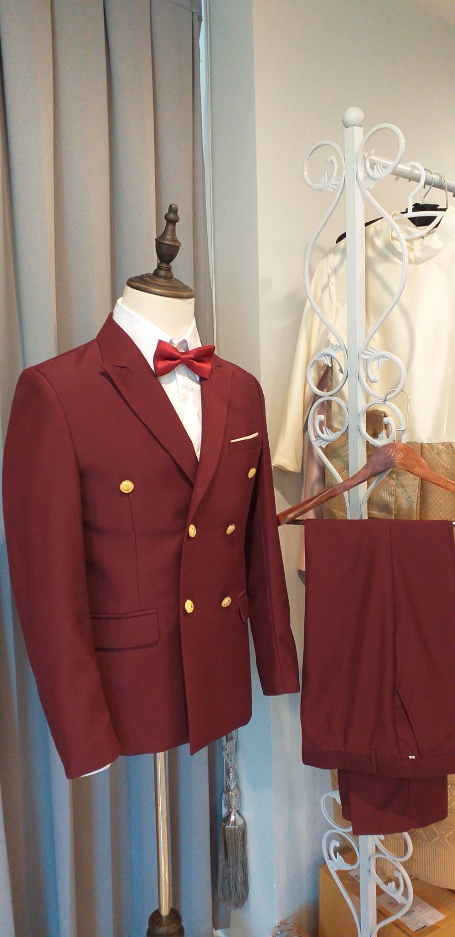 เช่า ชุดสูทชาย สีไวน์แดง สองกระดุม แบบคลาสสิก