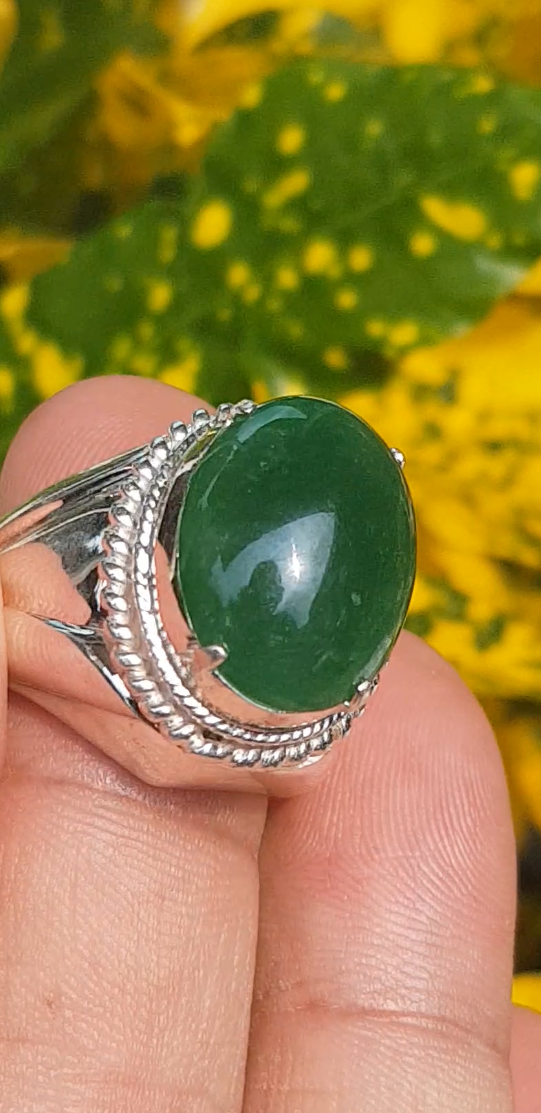 หยก พม่า แท้ Jade แหวนหยก 翡翠戒指 (Jadeite ring) 9.21 กะรัต (Cts.) Size 61 ดิบ ไม่ผ่านการปรับปรุง (Type A) พม่า (Myanmar)
