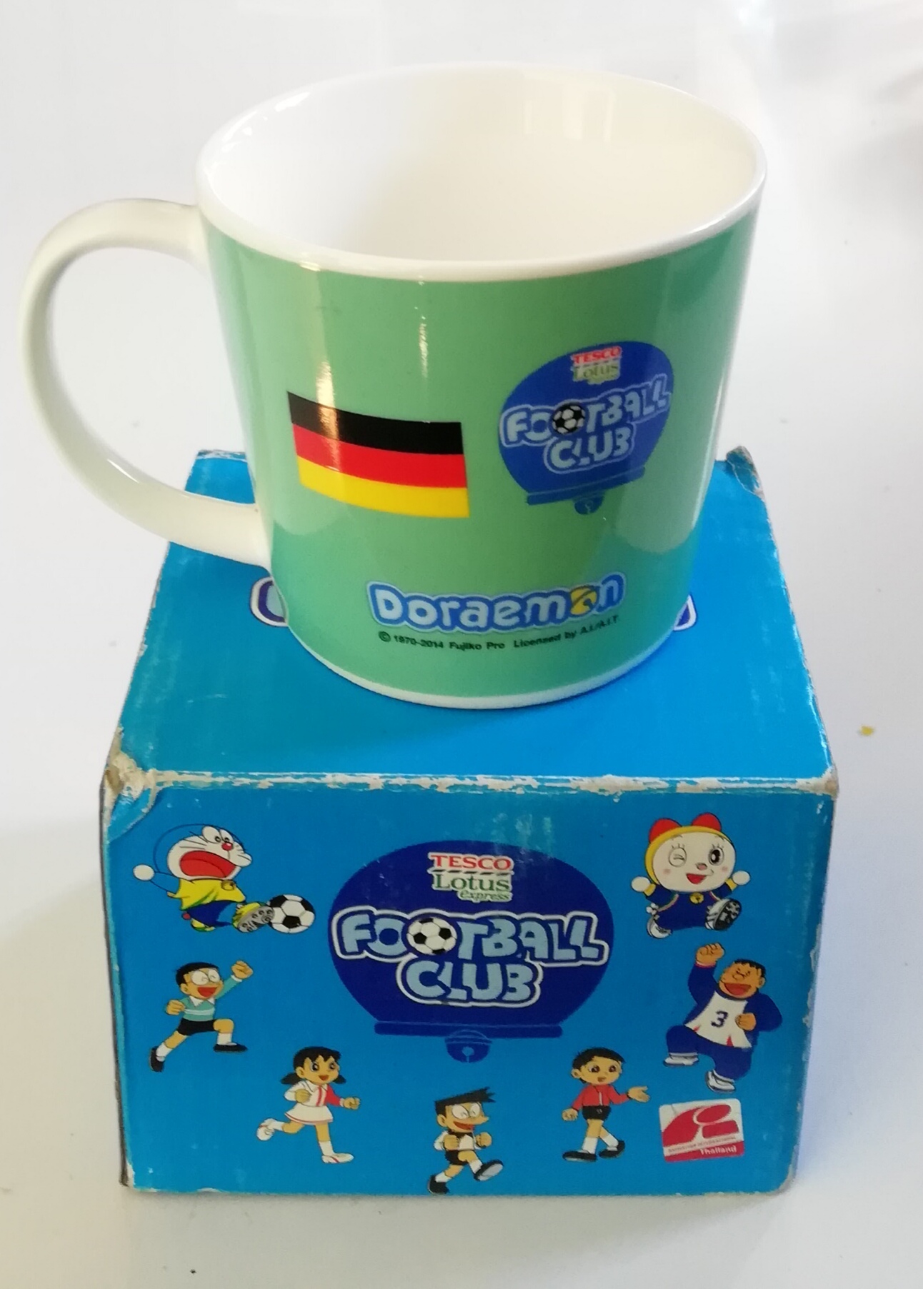 แก้วน้ำเซรามิก ลายสึเนโอะ ชุด โดราเอม่อน ฟุตบอลคลับ โดเรม่อน ของสะสมแลกซื้อจากเทสโก้โลตัส **กล่องมีตำหนิ โปรดตรวจสอบทุกภาพ