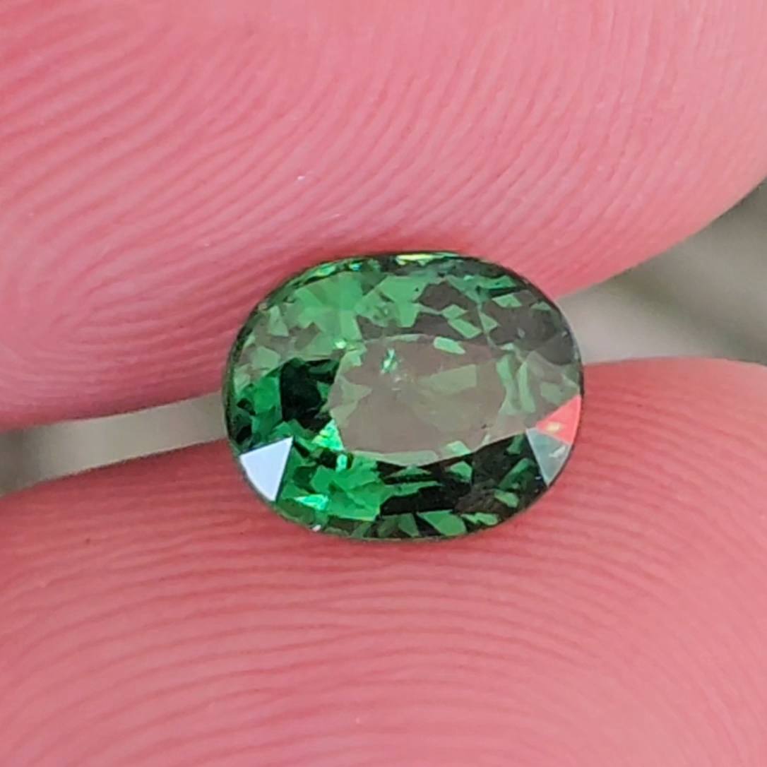 พลอย ซาโวไรท์ Tsavorite Garnet 1.36 กะรัต (Cts.) ดิบ Unheated พร้อมใบเซอร์ อัญมณีมงคลประจําวันเกิด เครื่องประดับพลอย