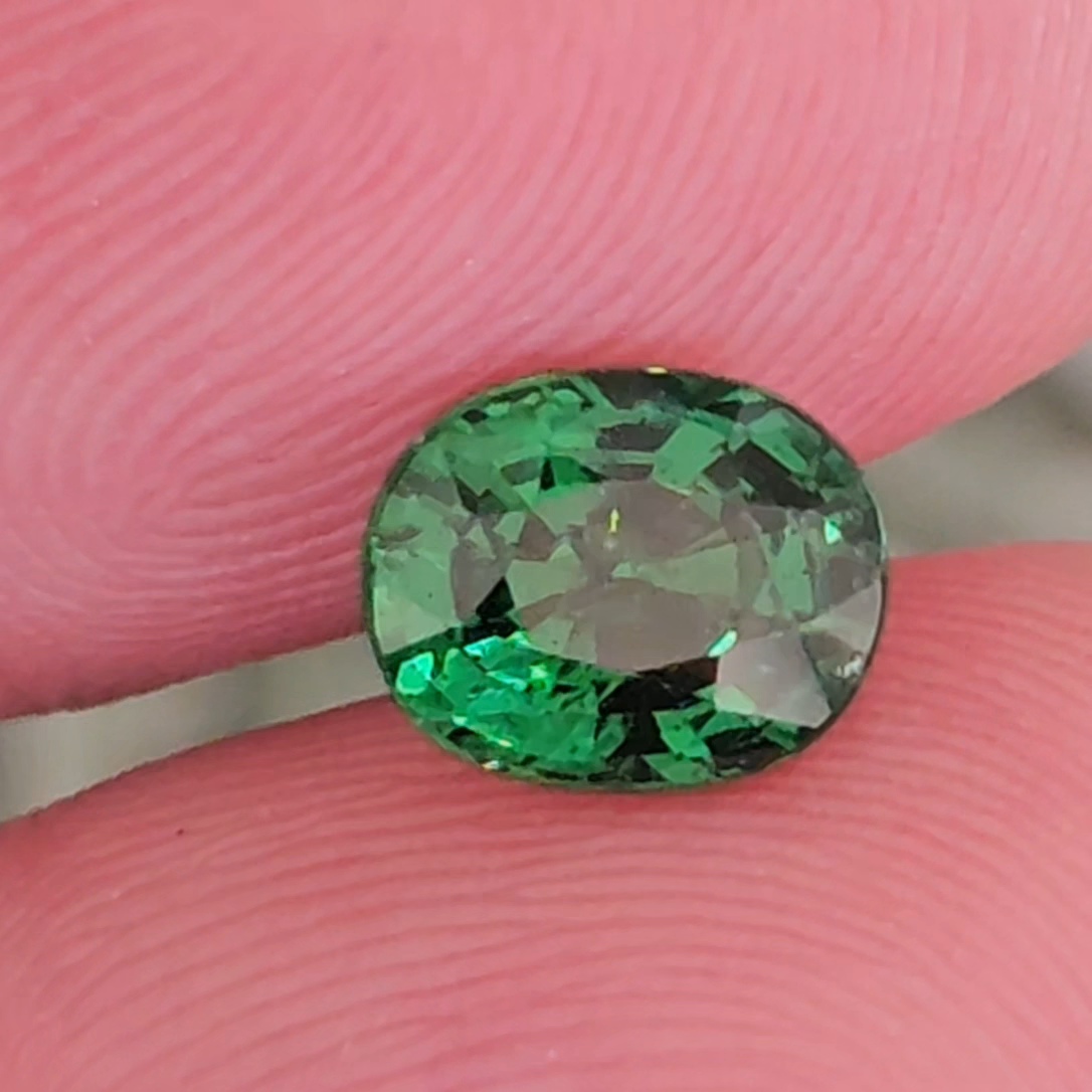 พลอย ซาโวไรท์ Tsavorite Garnet 1.36 กะรัต (Cts.) ดิบ Unheated พร้อมใบเซอร์ อัญมณีมงคลประจําวันเกิด เครื่องประดับพลอย