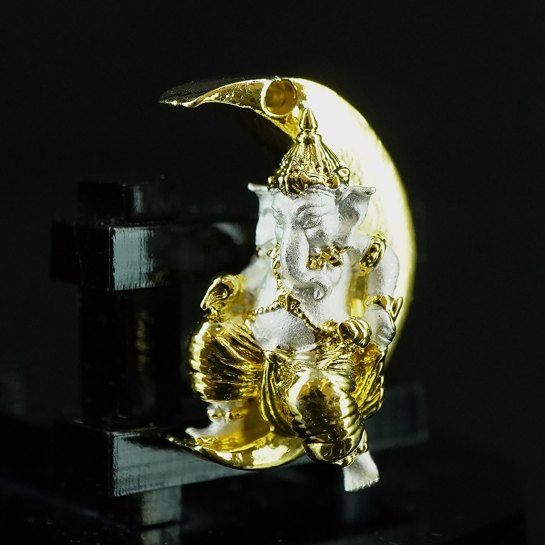 พระพิฆเนศน้อย ประทับจันทร์ รหัส K2 เนื้อสัมฤทธิ์ชุบ 2 กษัตริย์ (เงิน-ทอง)