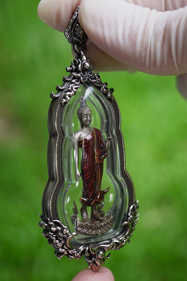 พระพุทธศิริสุขมั่นคงทรัพย์พร้อมเลี่ยมกรอบ รหัส 5 เนื้อไวท์บรอนซ์ซาตินลงยาจีวร