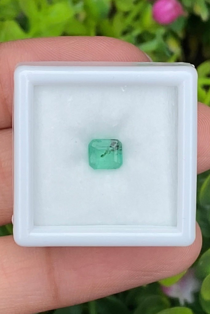 พลอย มรกต Natural Emerald แซมเบีย 0.67 กะรัต (Cts.) พลอยแท้ อัญมณีมงคลประจําวันเกิด เครื่องประดับพลอย