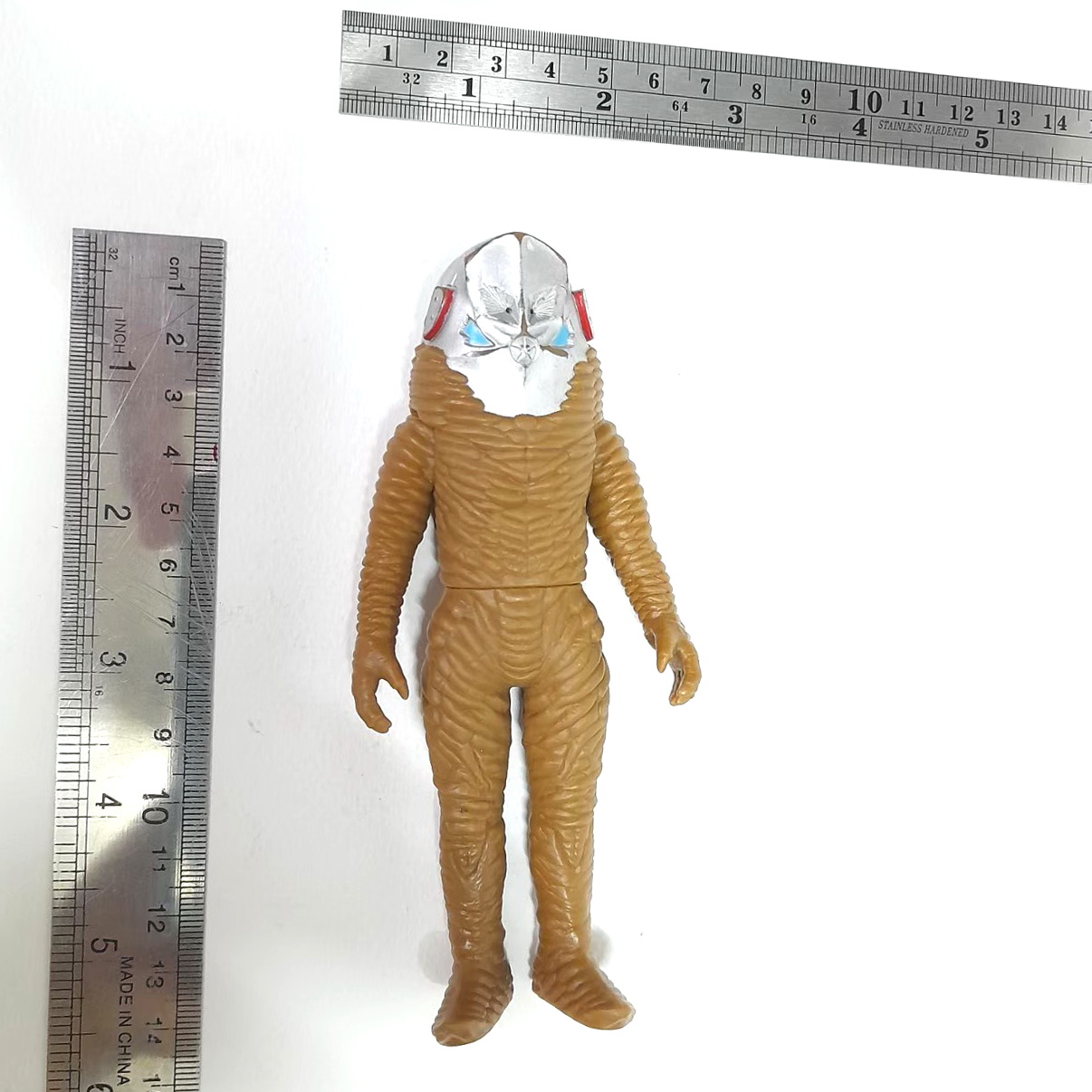 ซอฟ 5.5นิ้ว มนุษย์ดาวซาราป จากอุลตร้าแมนเมบิอุส ออกขายในรุ่น อุลตร้าแมน เอ๊กซ์ ขนาดตามภาพ มือสองสภาพดีมีรอยบ้าง มีสติ๊กเกอร์ใต้เท้า