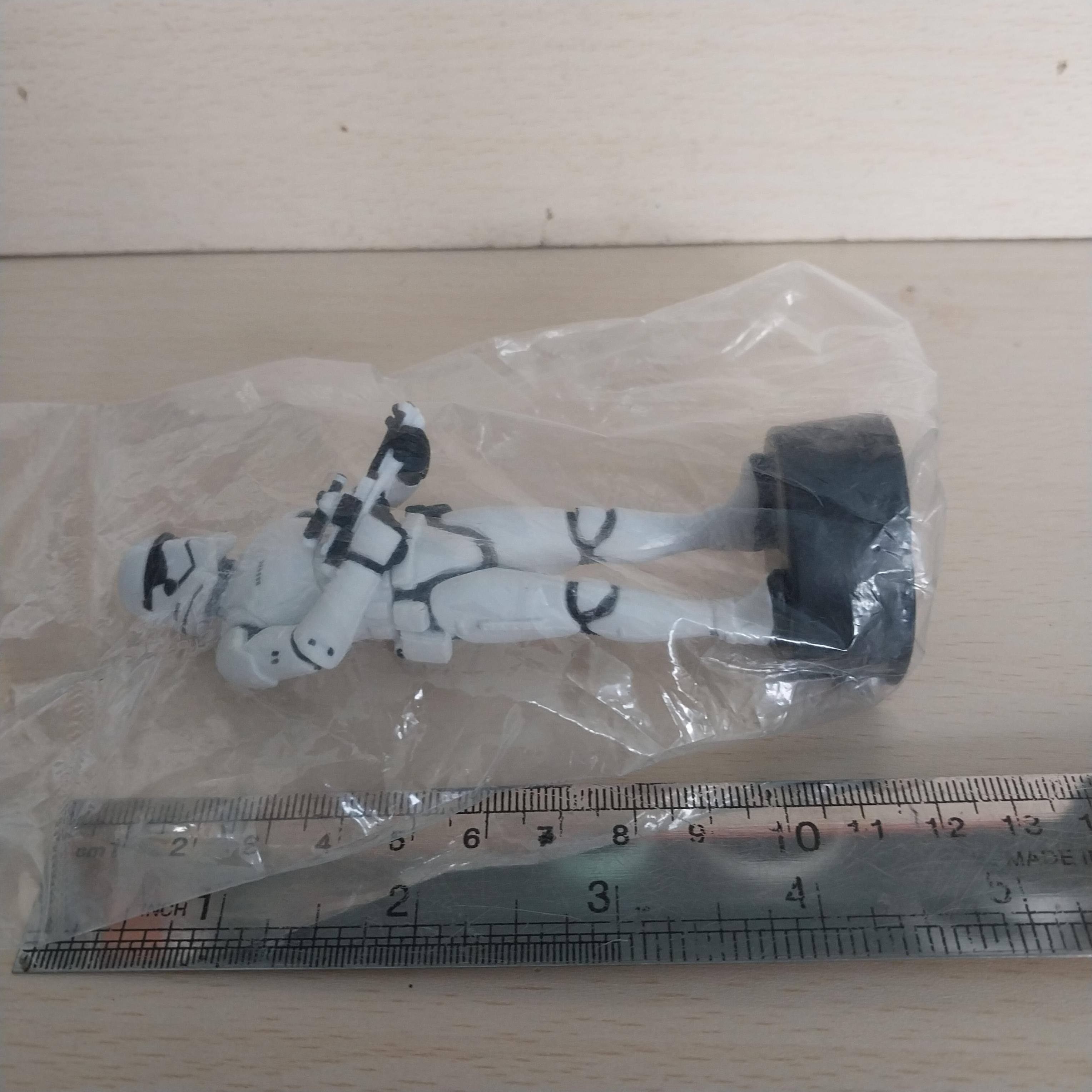 มีหลายภาพ First Order Trooper ในแพ็ค ยืนบนฝาขวด