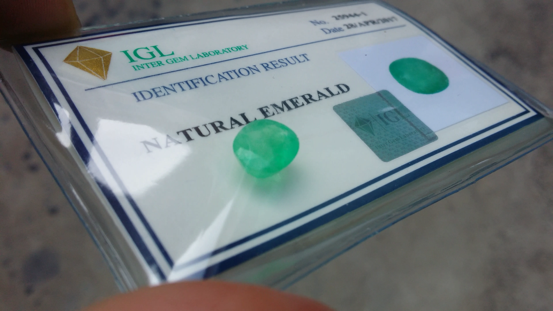 พลอย มรกต โคลัมเบีย Colombian Emerald 3.888 กะรัต (Cts.) พร้อมใบเซอร์ พลอยแท้ อัญมณีมงคลประจําวันเกิด เครื่องประดับพลอย