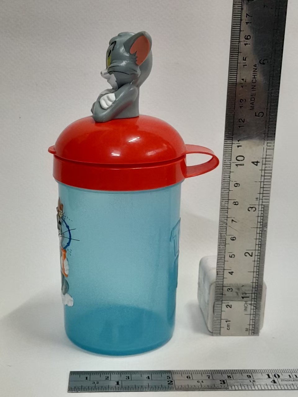 มีหลายภาพ,กระบอกน้ำ ทอมแอนด์เจอรี่ มีท๊อปเปอร์รูป ทอม ไม่เคยใช้ แต่ตีเป็นมือสอง สภาพดี มรรอยบ้าง เก่าเก็บขนาดตามรูป