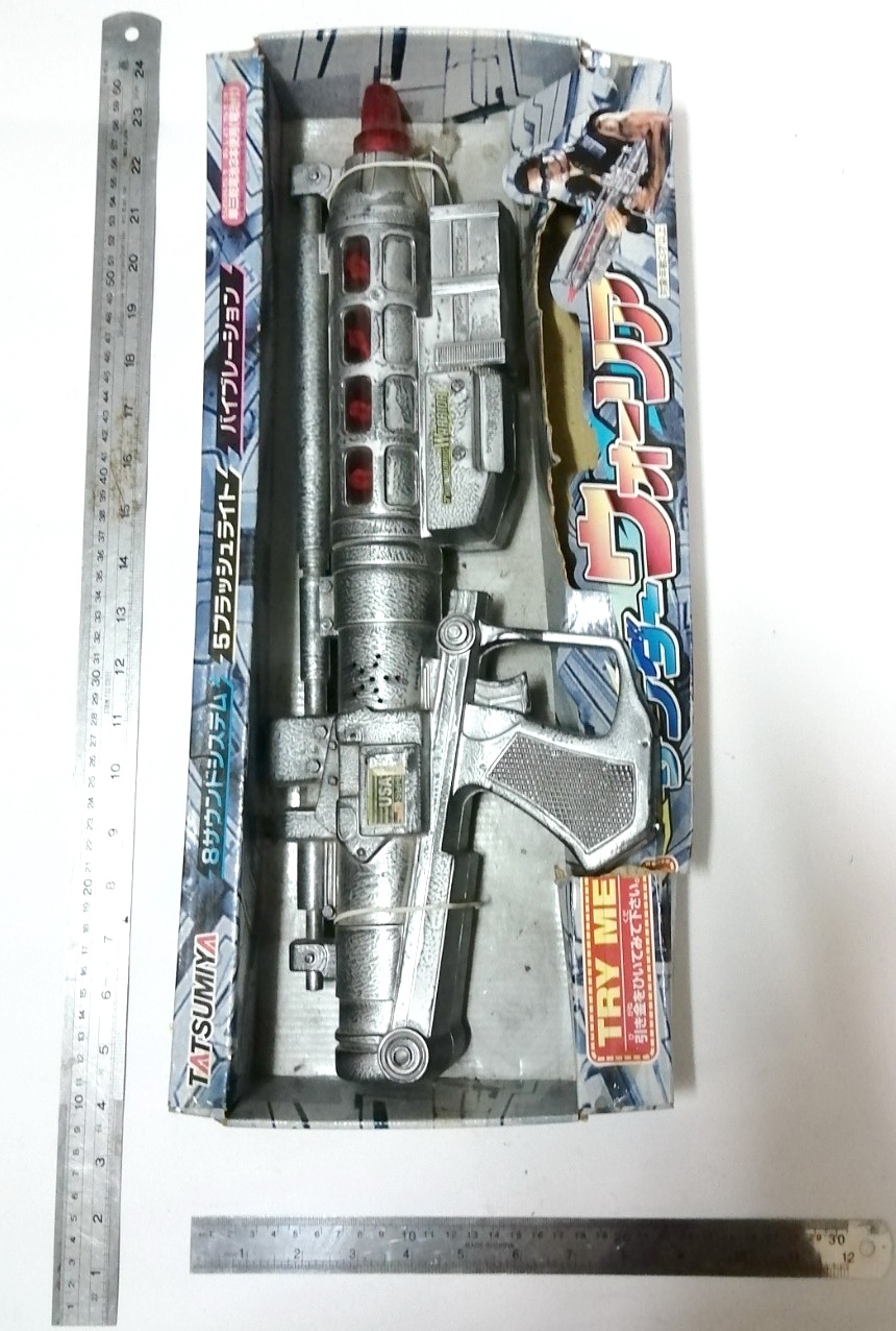 (กรุณาเลือกสี) ของเล่น ปืนพลาสติก จากสตาร์วอส์ งานเก่าเก็บในกล่อง /ไม่ได้เช็คสภาพ ไม่เคยแกะเล่น***งานเก่ากล่องมีตำหนิตามภาพ หายาก มีสองสี สีเงินและสีทอง