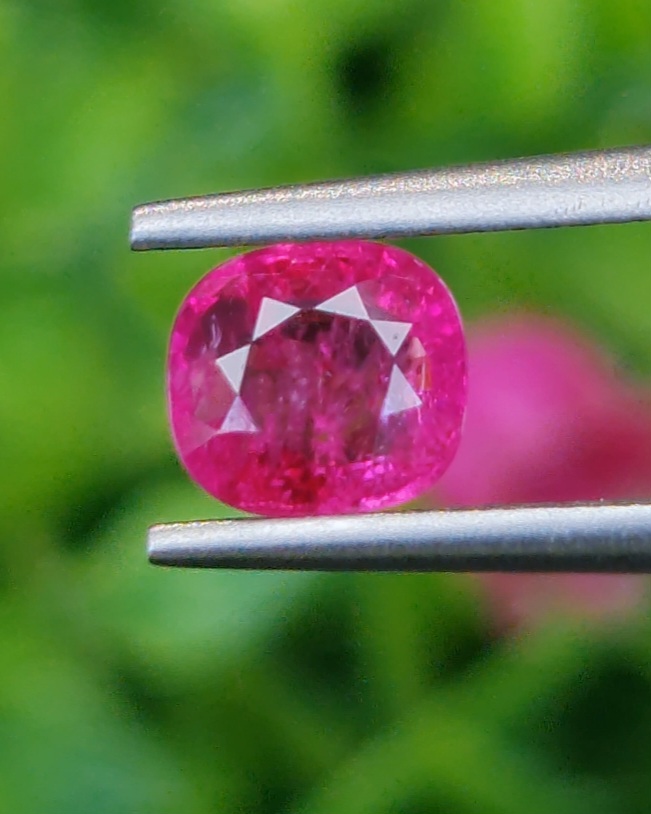 พลอย ชมพู พิ้ง แซฟไฟร์ Pink Sapphire 1.06 กะรัต (Cts.) พลอยแท้ อัญมณีมงคลประจําวันเกิด เครื่องประดับพลอย