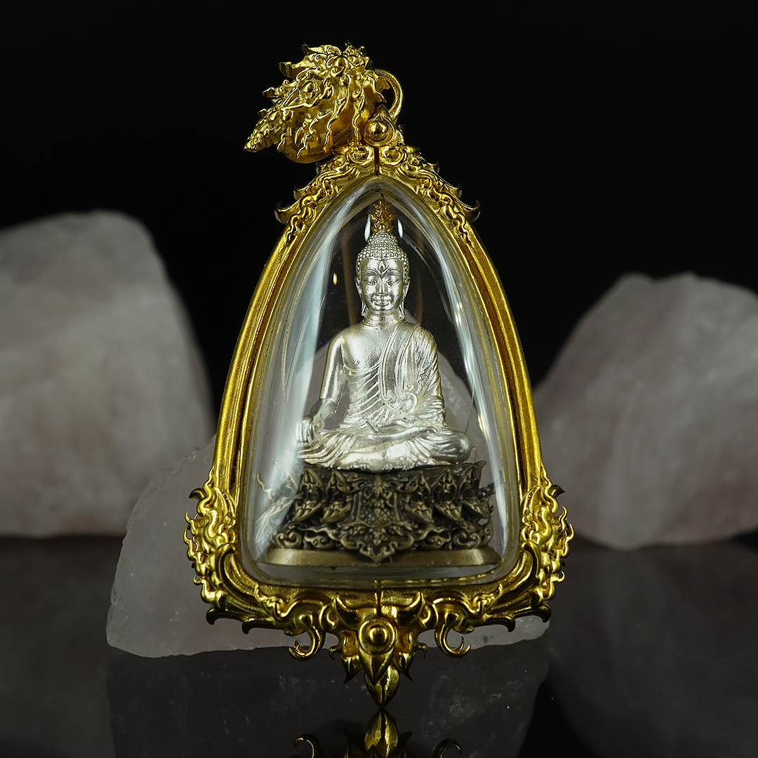 พระพุทธมีสุขยกฐานะ เนื้อบรอนซ์นอกรมซาติน องค์ชุบเงิน เกศาชุบทอง พร้อมเลี่ยมกรอบเนื้อบรอนซ์ชุบทอง