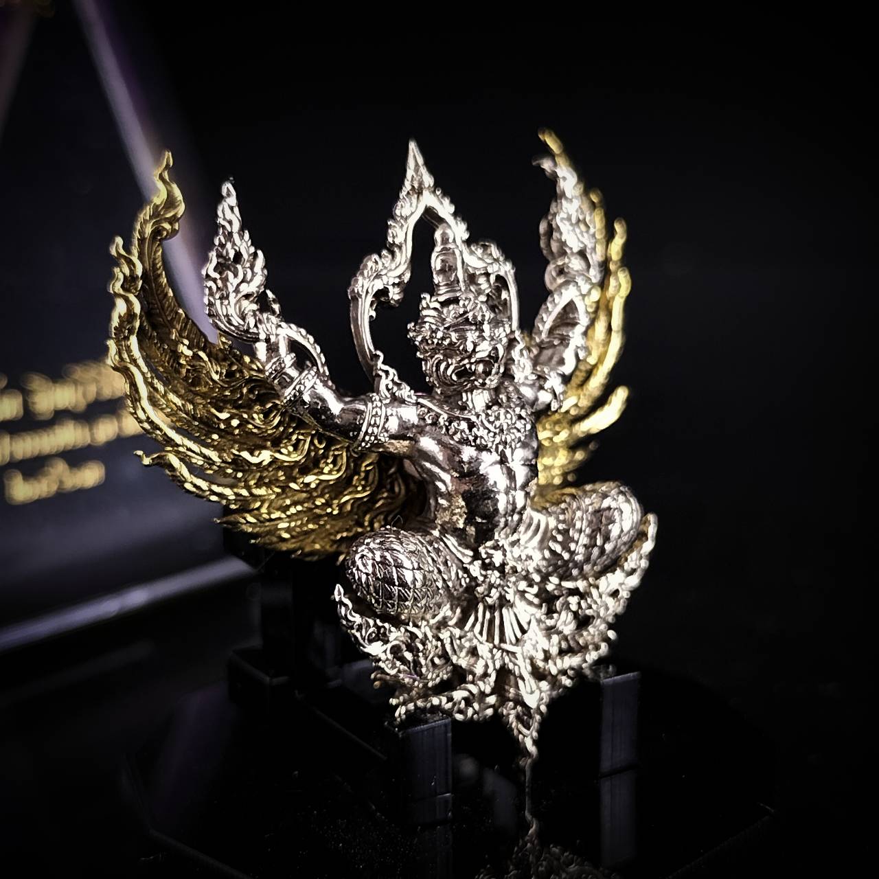 พญาครุฑจิตรสุบรรณ เนื้อเงินยวง ปีกทอง พิมพ์ใหญ่ ขนาดความสูง 3.5 เซนติเมตร