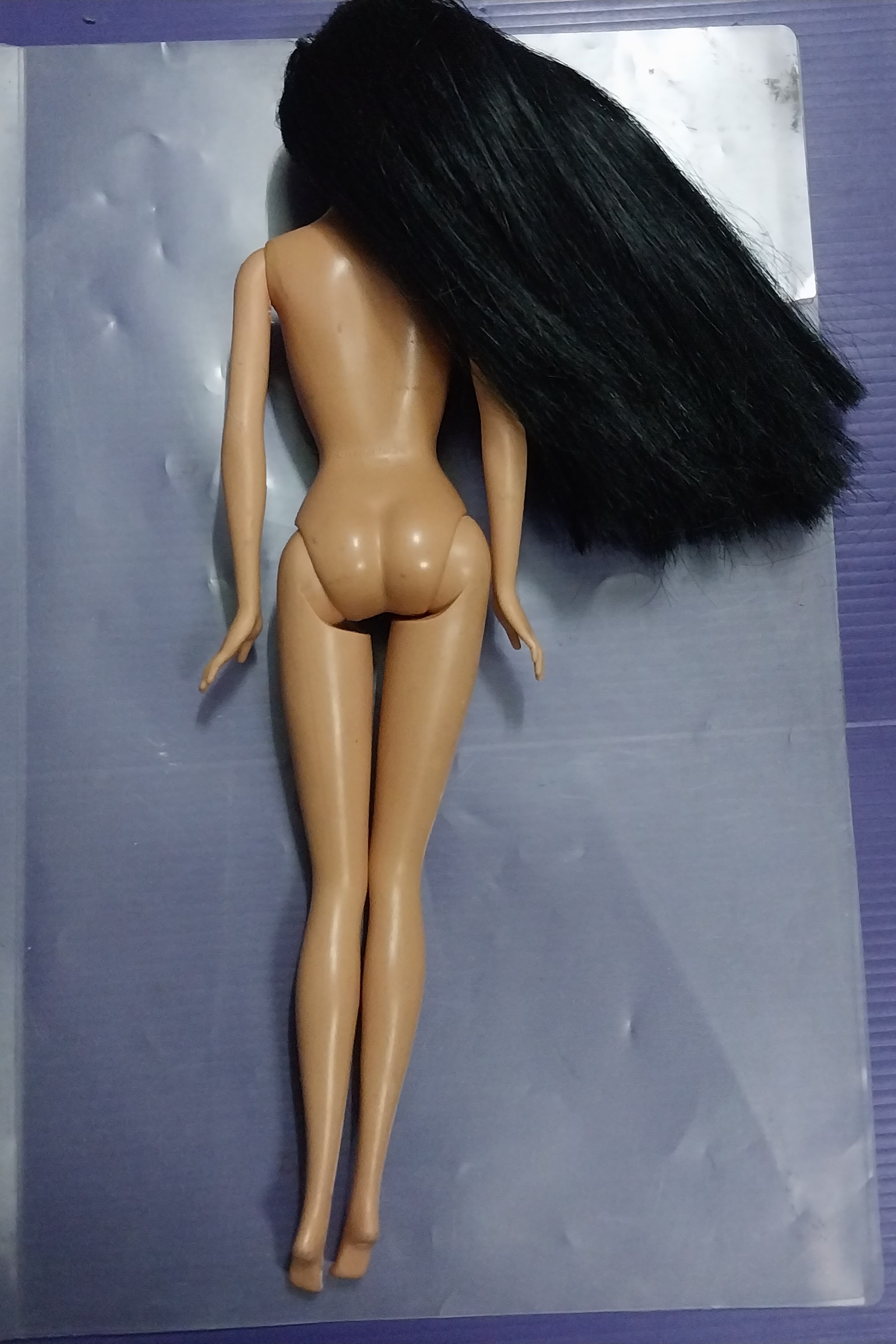 มีหลายภาพ ตุ๊กตาบาร์บี้หน้าสวยผมยาวดำ ของแท้แมทเทล ไม่มีส่วนใดหลวม ตัวมีรอยบ้าง