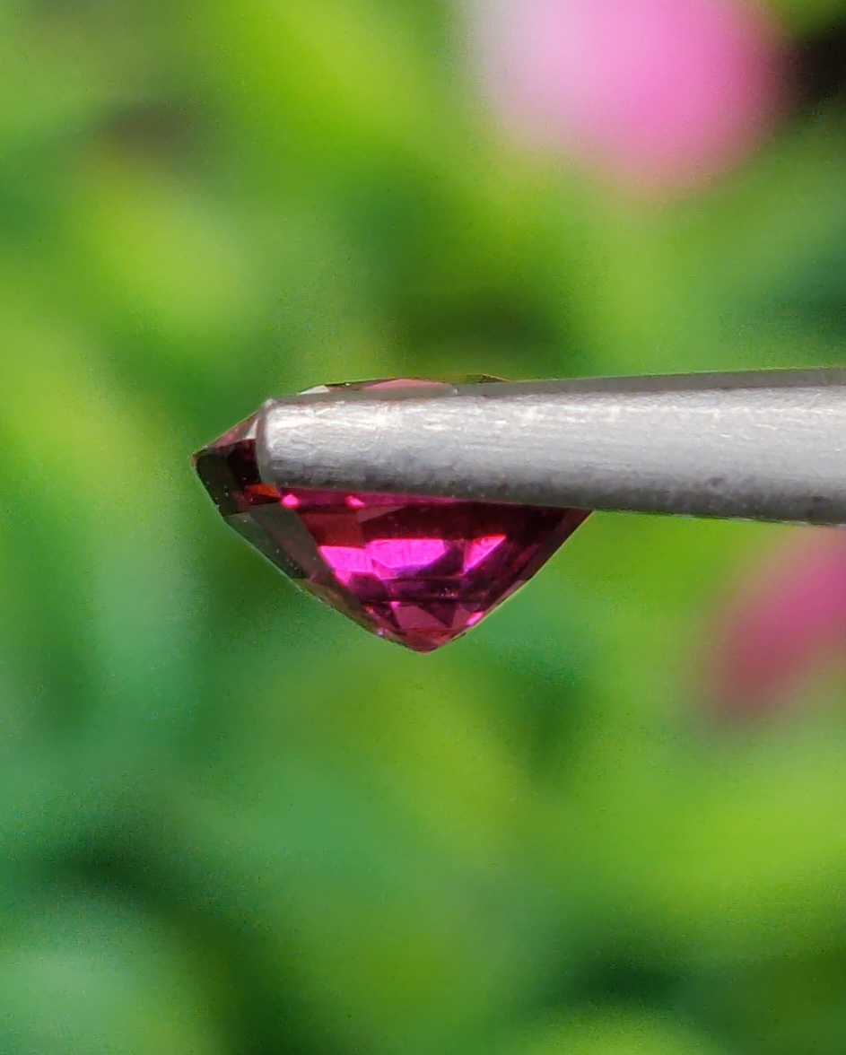 พลอย โรโดไลต์ กาเน็ท Rhodolite Garnet 1.39 กะรัต Cts.พลอยแท้ อัญมณีมงคลประจําวันเกิด เครื่องประดับพลอย