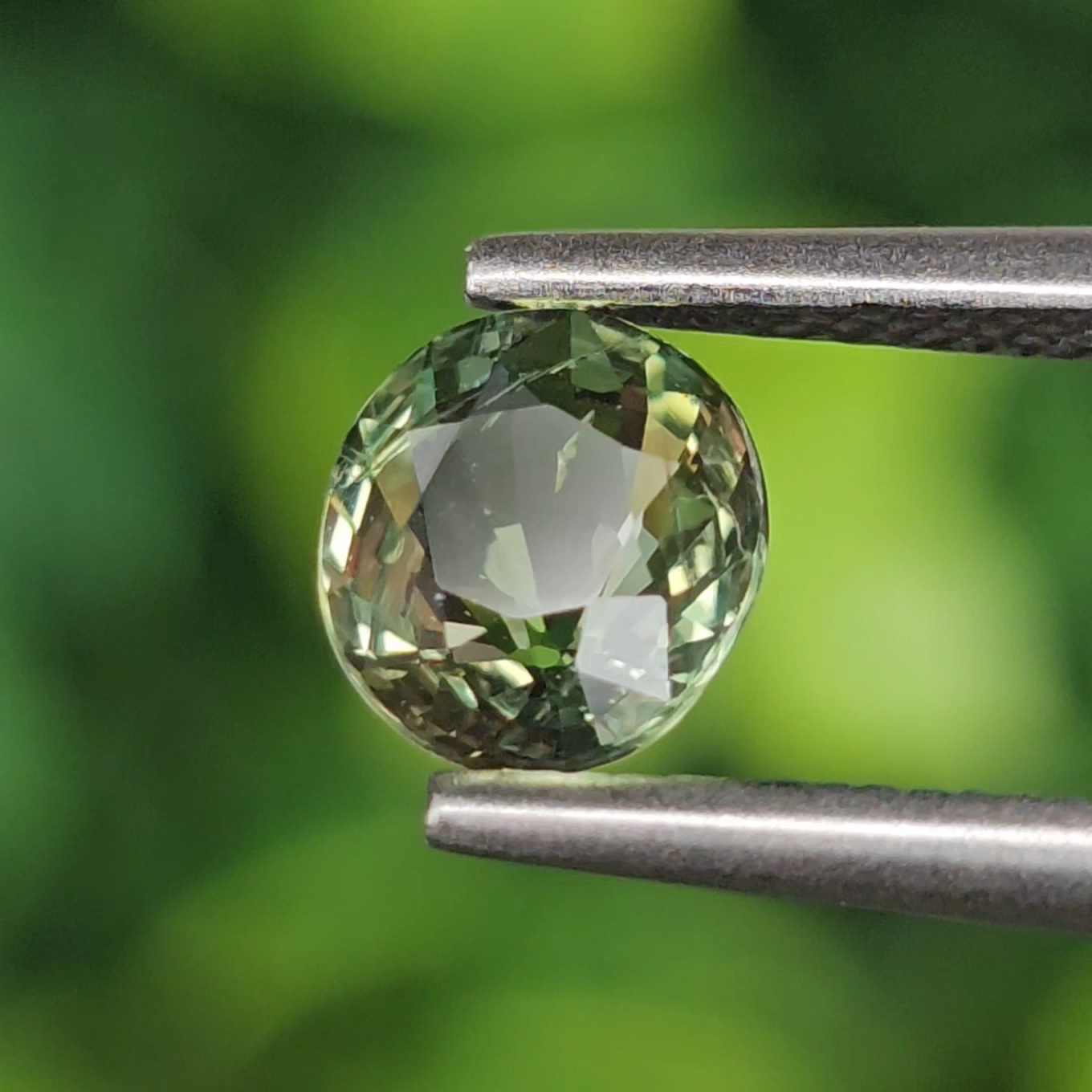 พลอย เขียวส่อง Green Sapphire 0.85 กะรัต (Cts.) ดิบ (Unheated) พลอยแท้ อัญมณีมงคลประจําวันเกิด เครื่องประดับพลอย