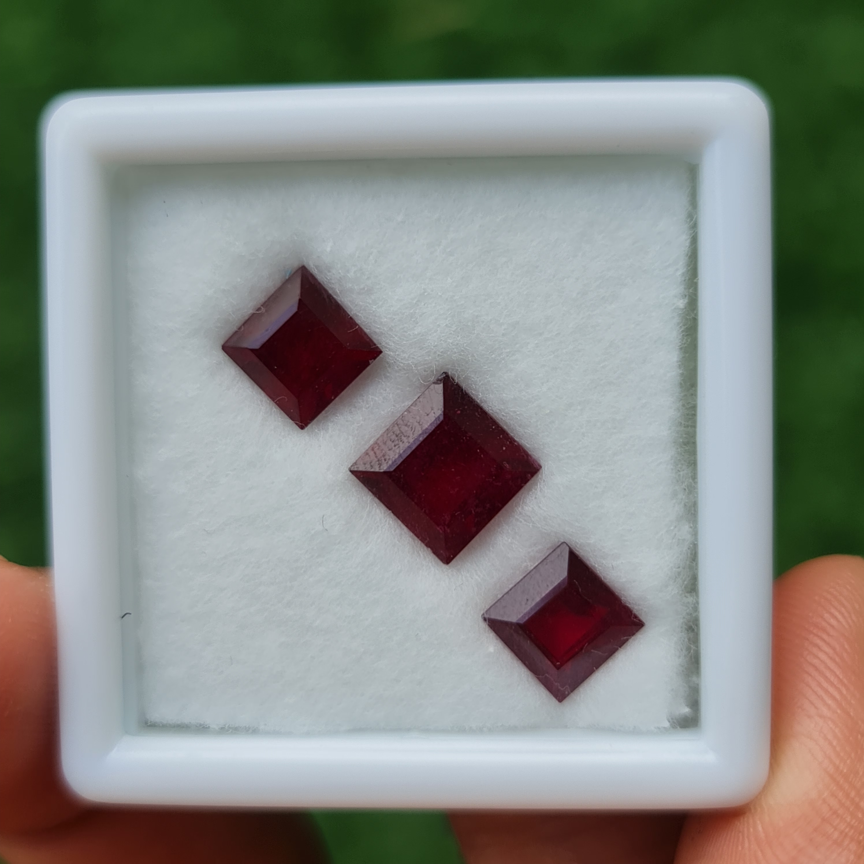 พลอย ทับทิม Ruby sapphire 3 เม็ด 7.40 กะรัต (Cts.) พลอยแท้ อัญมณีมงคลประจําวันเกิด เครื่องประดับพลอย