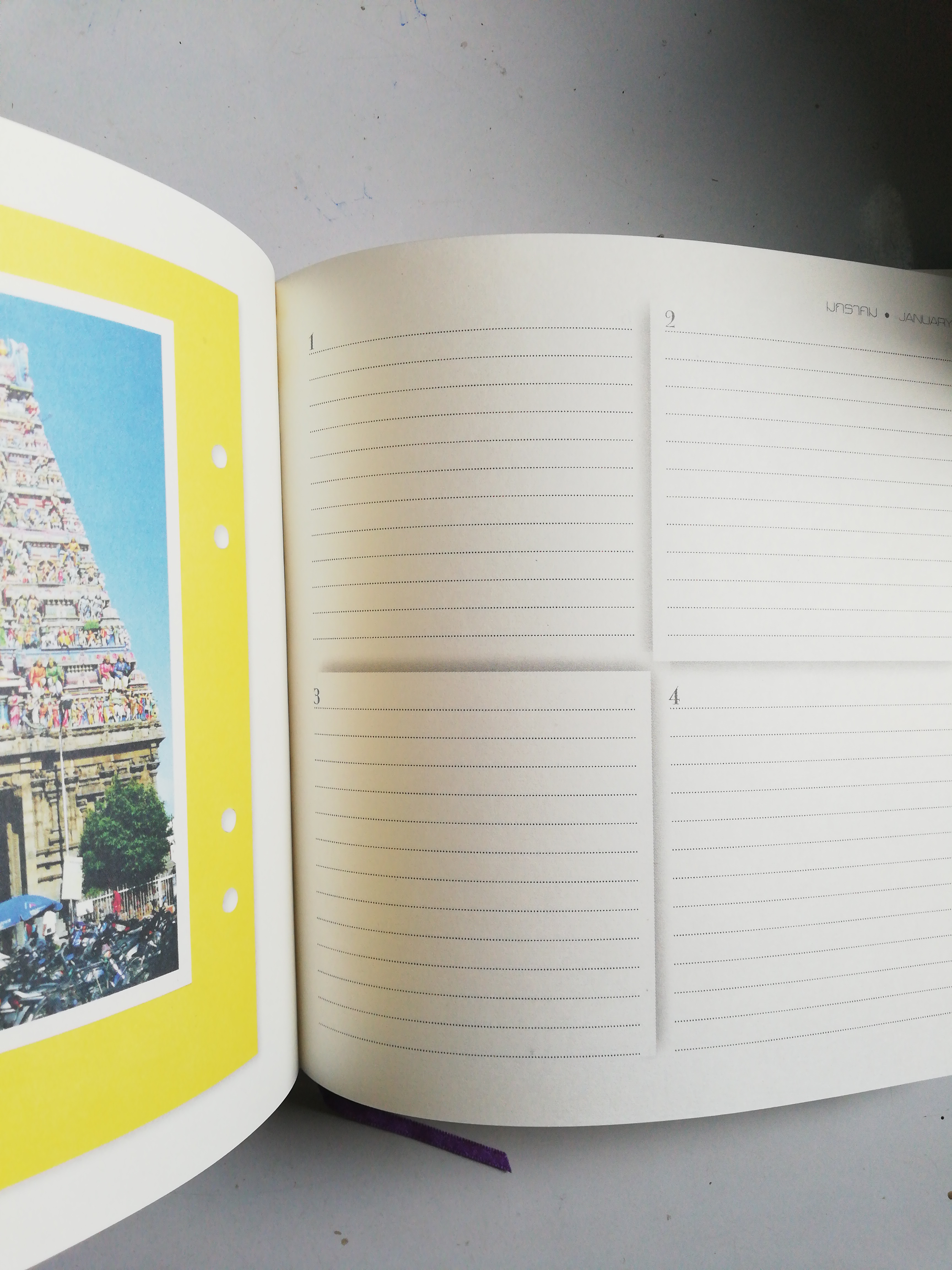 หนังสือสมุดโน๊ตปฏิทินปกแข็ง, ** ปกในมีรอยสก๊อตเทป, ปะปิดพิจิตรวาร โดยสิรินธร สมุดบันทึกภาพปะปิด ฝีพระหัตถ์สมเด็จพระเทพรัตนราชสุดาฯ สยามบรมราชกุมารี, เป็นหนังสือปฏิทินและสมุดโน๊ต