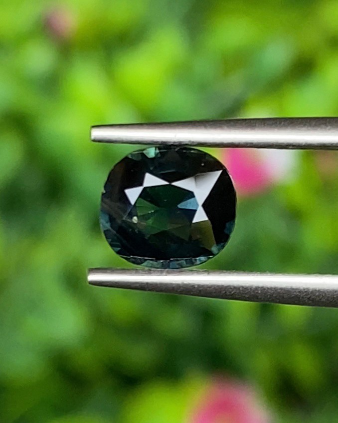พลอย เขียวส่อง Green Sapphire 1.12 กะรัต (Cts.) ดิบ Unheated พลอยแท้ อัญมณีมงคลประจําวันเกิด เครื่องประดับพลอย