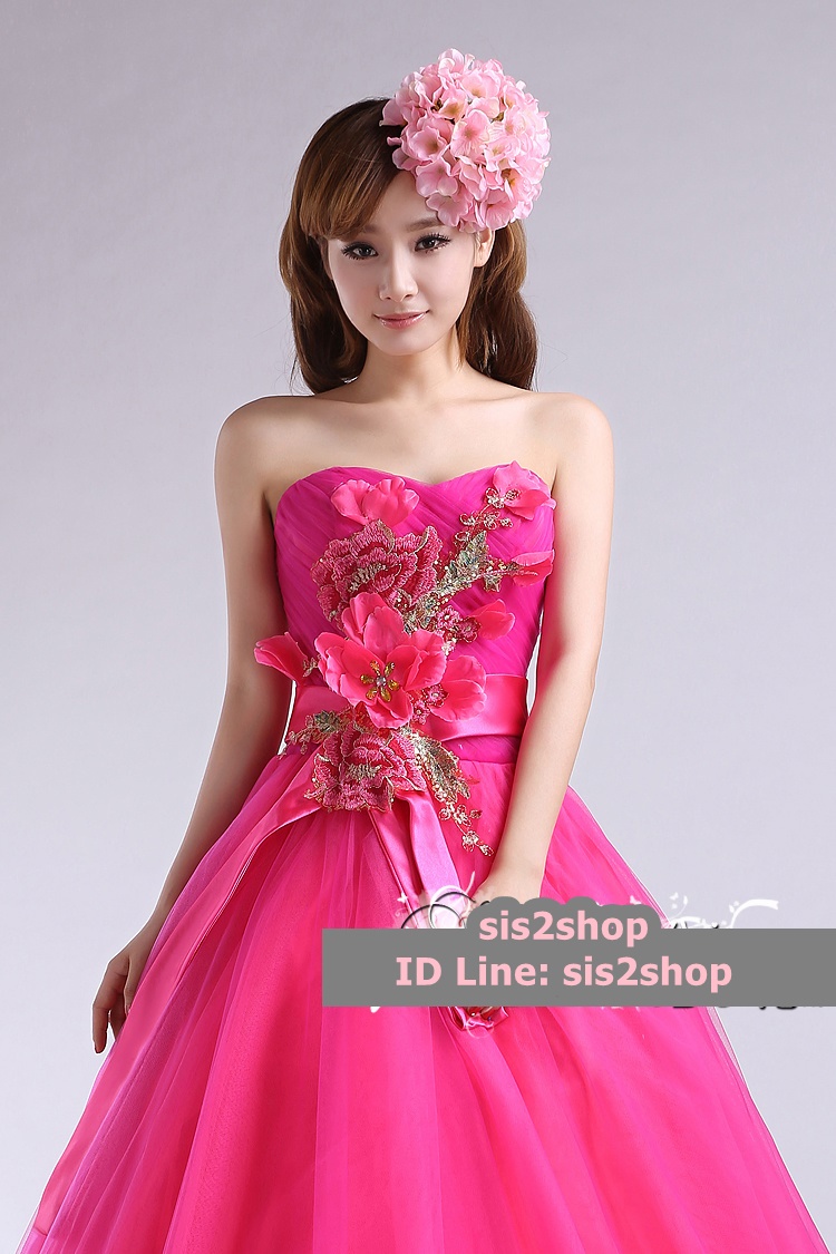 พร้อมเช่า ชุดแฟนซี ชุดราตรี เกาะอก สีชมพู Hot pink แต่งช่อดอกไม้ช่วงหน้าอก สไตล์เจ้าหญิง