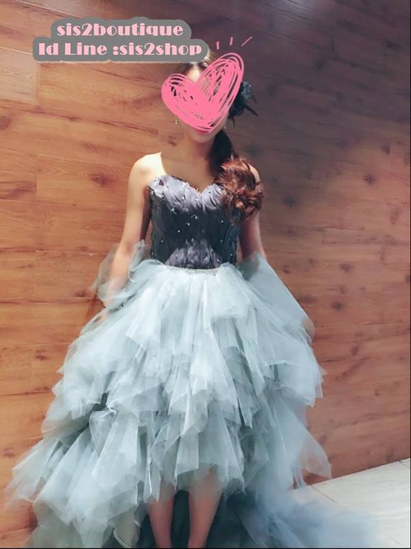 Pre-order ชุดแฟนซี ชุดราตรีสั้น สีดำเทา เกาะอก หน้าสั้นหลังยาว แต่งขนนกช่วงอก กระโปรงเป็นชั้น ๆ เชือกผูกหลัง