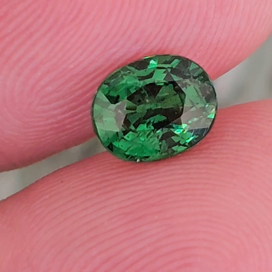 พลอย ซาโวไรท์ Tsavorite Garnet 1.36 กะรัต (Cts.) ดิบ Unheated พร้อมใบเซอร์ อัญมณีมงคลประจําวันเกิด เครื่องประดับพลอย