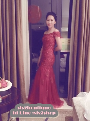 Pre-order ชุดแฟนซี ชุดเจ้าสาว ชุดราตรี สีไวน์แดง ปาดไหล่ ผ้าลูกไม้ เชือกผูกหลัง