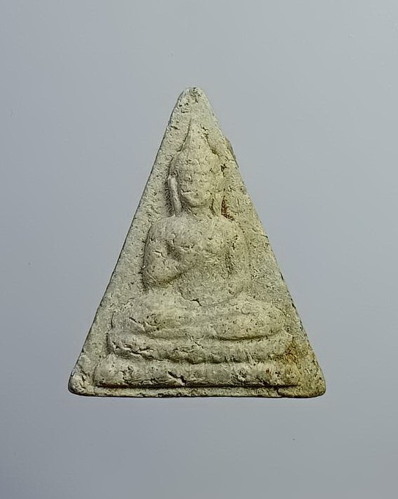 ผ1864 พระพุทธเนื้อผง พิมพ์สามเหลี่ยม ด้านหลังฝังพลอย ไม่ทราบที่ครับ