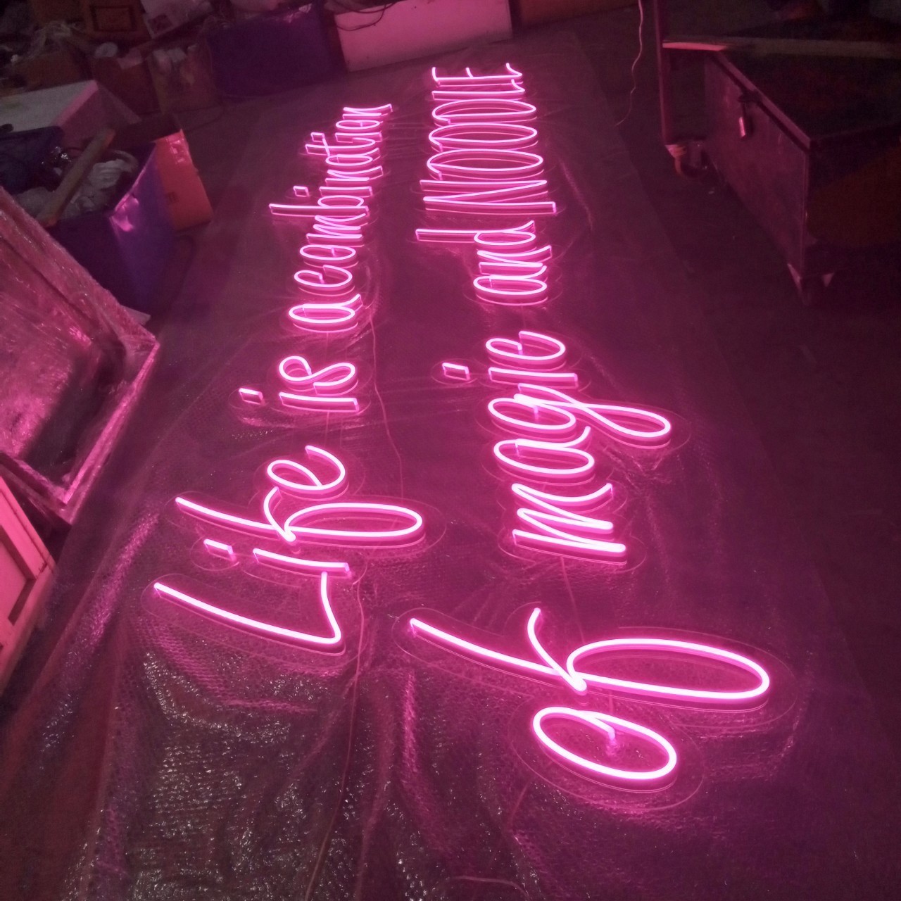 ป้ายไฟนีออน LED อะคริลิคใสรองหลัง