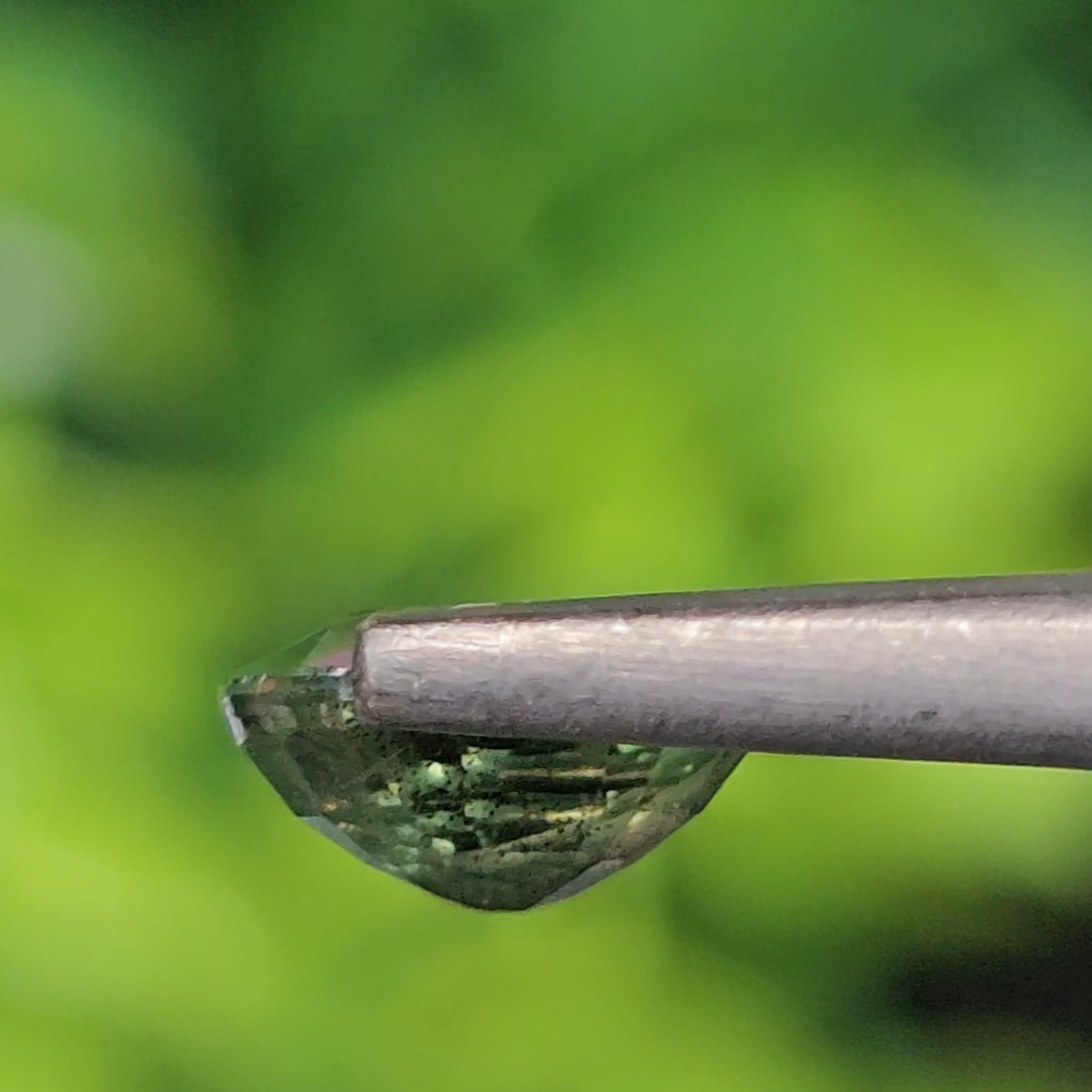 พลอย เขียวส่อง Green Sapphire 1.16 กะรัต (Cts.) พลอยแท้ อัญมณีมงคลประจําวันเกิด เครื่องประดับพลอย