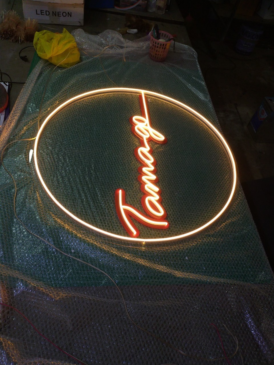 ป้ายไฟนีออน LED อะคริลิคแดงรองงตัวหนังสสือ อะคริลิคใสรองหลัง