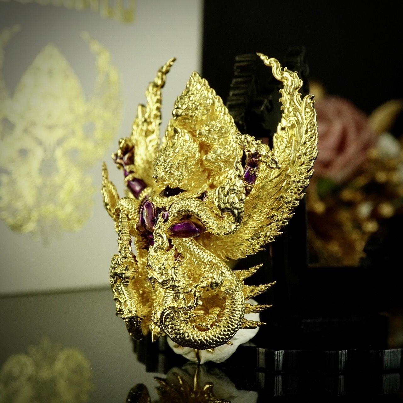 ครุฑปรกมหิธานุภาพ รุ่น รวยยิ่งใหญ่ รายการพิเศษเฉพาะศูนย์จอง เนื้อบรอนซ์ชุบทองลงยา ขนาดสูง 4 เซนติเมตร กว้าง 3 เซนติเมตร