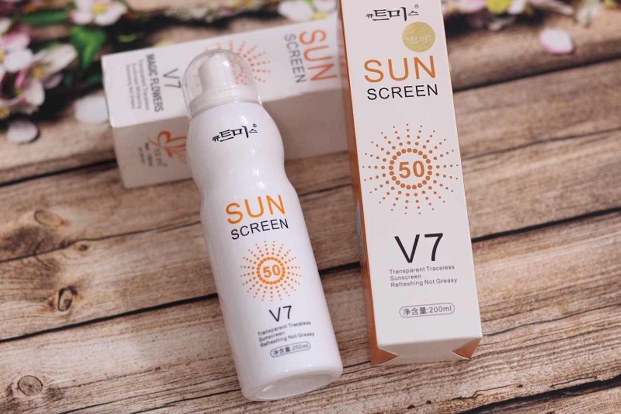 สเปรย์กันแดด ปรับสีผิว เกาหลี Sun Screen V7 SPF 50 PA+++ 200ml. ราคาปลีก