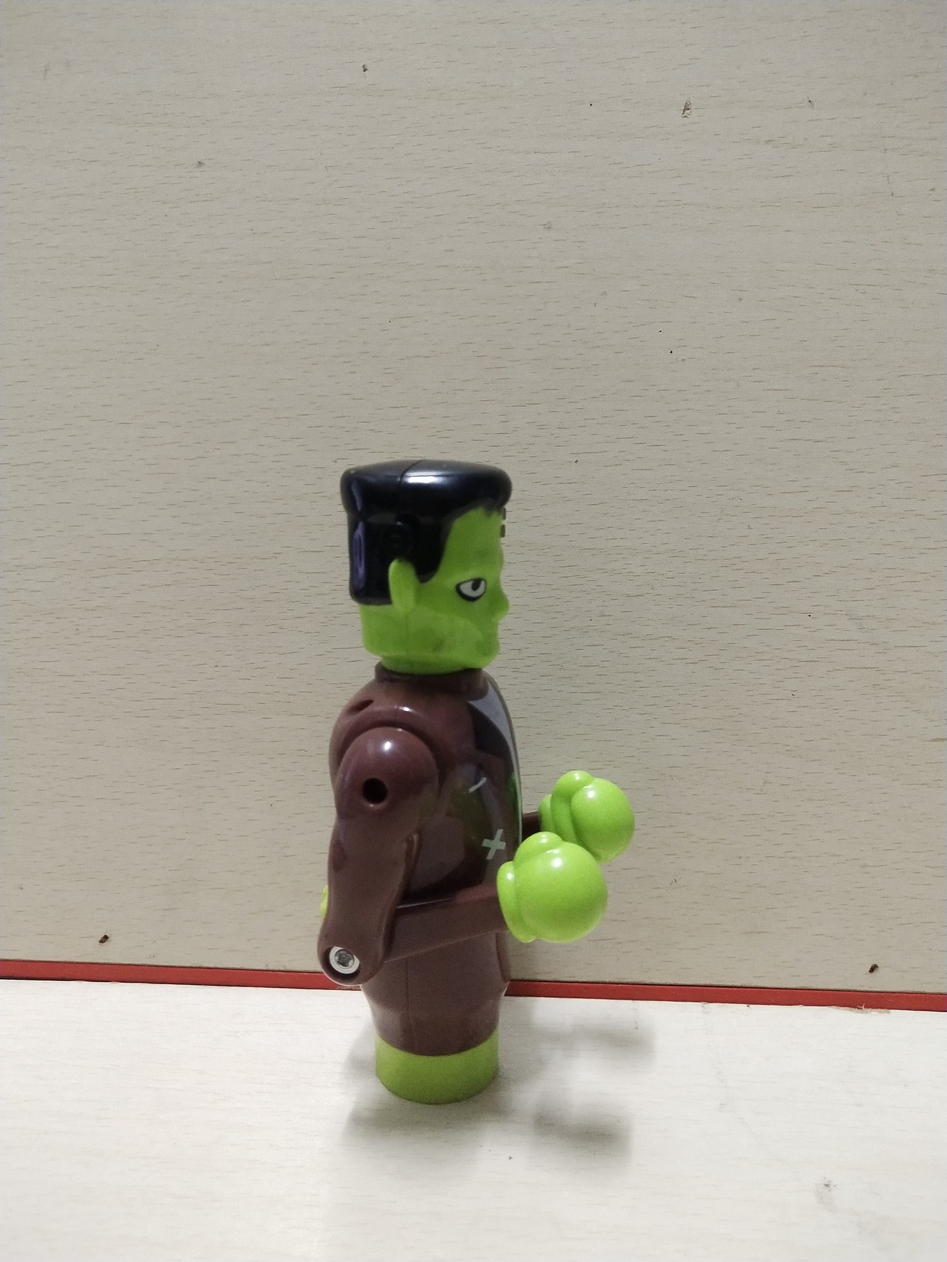 มีหลายภาพ ตุ๊กตาพลาสติก รูป Frankenstein ต่อยมวย กดที่ปุ่มด้านหลัง ด้านล่างมีรูไว้หลอดขนม ของมีตามภาพ