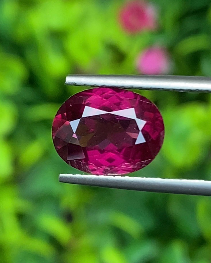 พลอย โรโดไลต์ กาเน็ท Rhodolite Garnet 4.025 กะรัต Cts.พลอยแท้ อัญมณีมงคลประจําวันเกิด เครื่องประดับพลอย