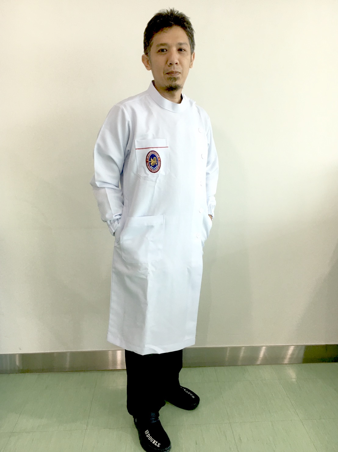 เสื้อกาวน์ยาวตราสภาเทคนิคการแพทย์ คอปิดด้านหน้า