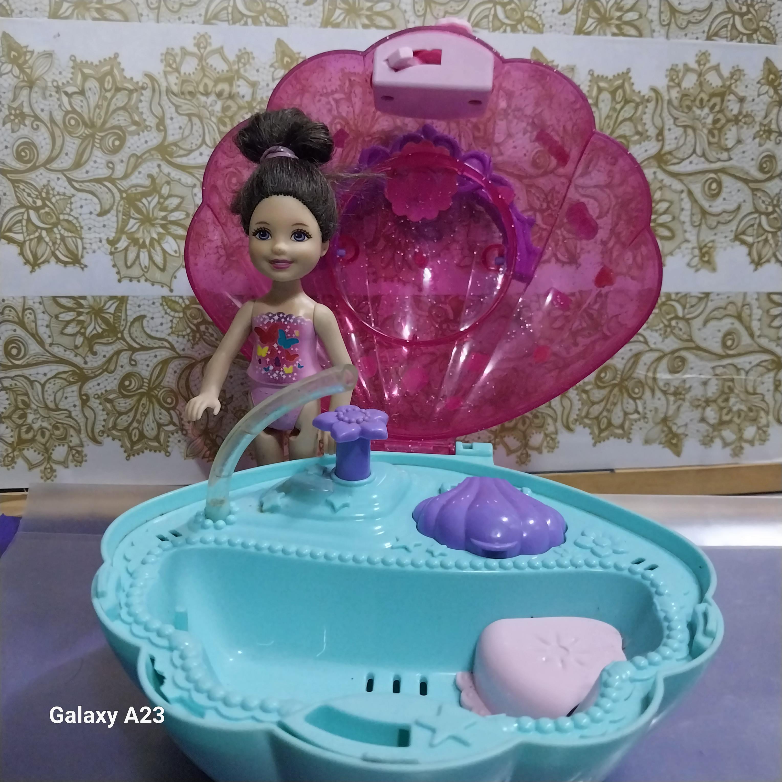 มีหลายภาพ เล่นน้ำจริงไม่ได้ ตุ๊กตา บาร์บี้เด็ก มีรอยที่กางเกงในหน้าและหลัง ตามภาพ พร้อมอ่างอาบน้ำ เป็นกระเป๋ารูปหอย ปิดเปิดฝาได้