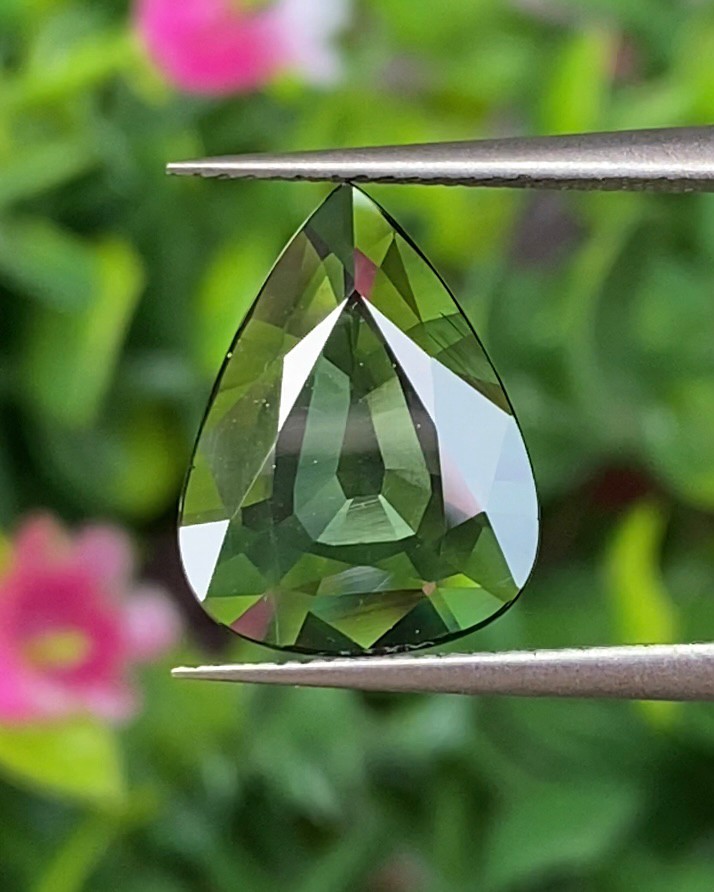 พลอย เขียวส่อง Green Sapphire 2.43 กะรัต (Cts.) พลอยแท้ อัญมณีมงคลประจําวันเกิด เครื่องประดับพลอย