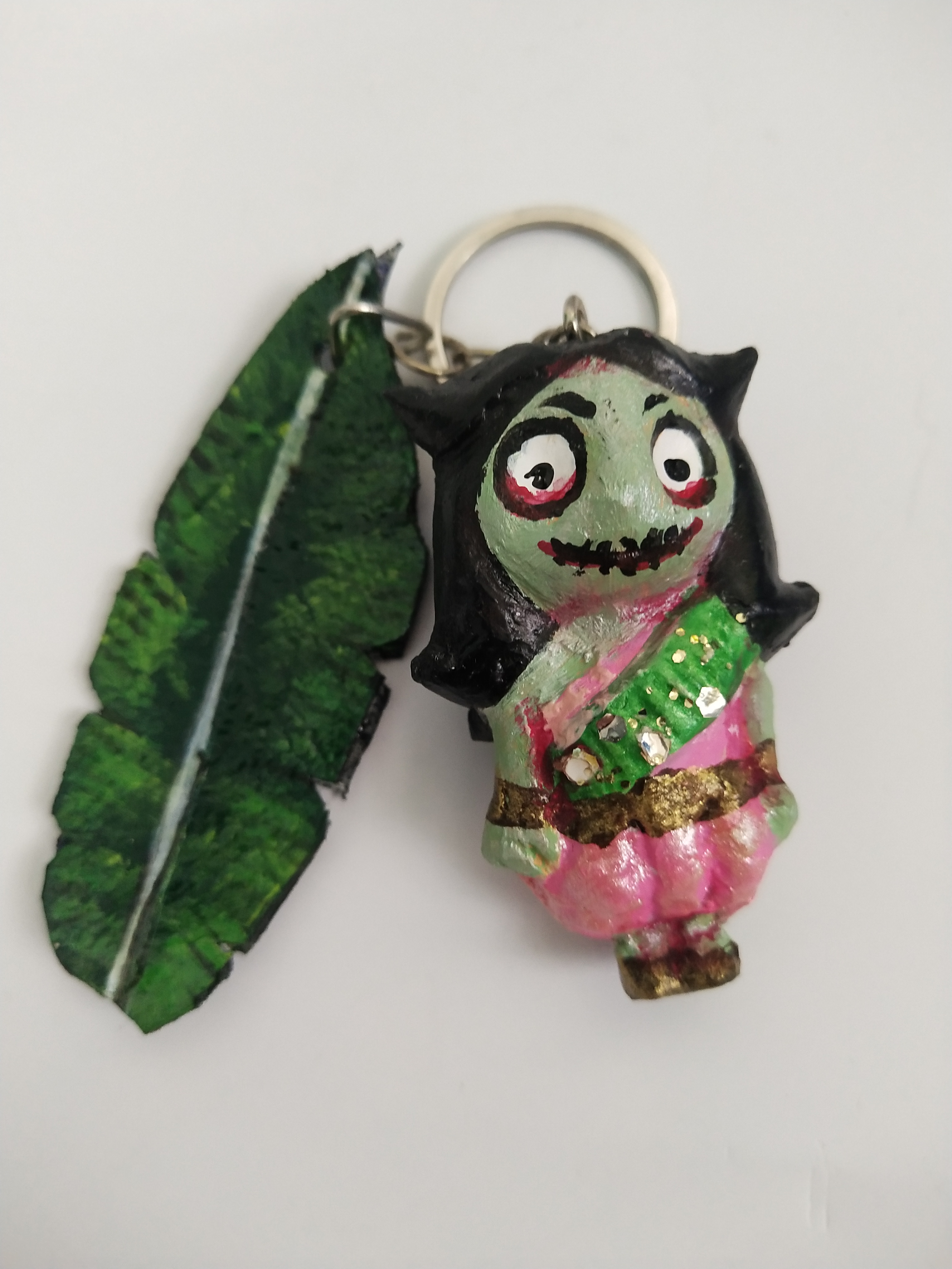 มีหลายภาพ Handmade model ตุ๊กตาผีตานีเด็ก น้องกล้วยแขก พร้อม ใบกล้วยหรือใบตอง PVC เพ้นท์ เป็นพวงกุญแจงานเรซิ่นทำสีจาก mgc