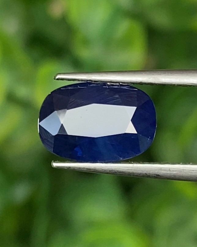 พลอย ไพลิน Blue Sapphire 2.221 กะรัต (Cts.) พร้อมใบเซอร์ พลอยแท้ อัญมณีมงคลประจําวันเกิด เครื่องประดับพลอย
