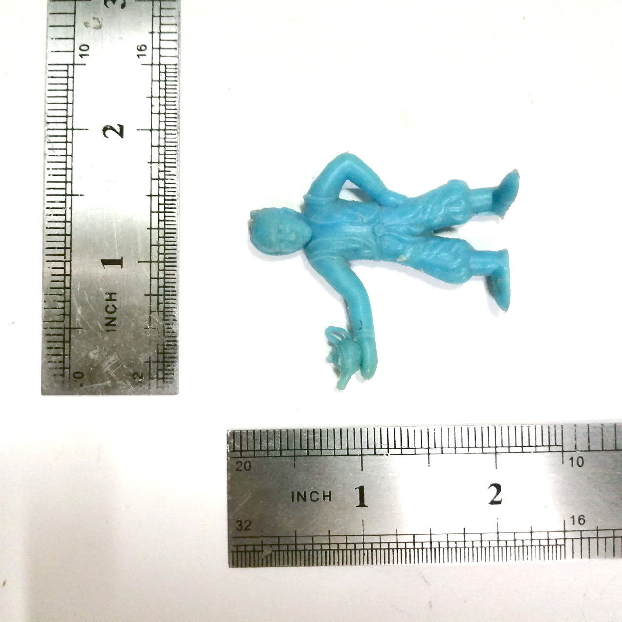 ตุ๊กตุ่น แอนท์ อาละดินกับตะเกียงวิเศษ รุ่นแถมจากถุงถั่วรุ่นเก่า ราวปี 2518 สูงราว 2 นิ้ว สภาพดี สีฟ้าขุ่น ไม่หักไม่กาว