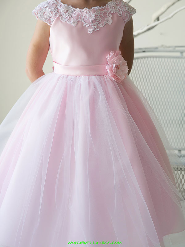 Pre-Order ชุดราตรีเด็ก สไตล์เจ้าหญิง แขนกุด คอกลม แต่งลูกไม้ แต่งดอกที่เอว กระโปรงฟูๆ สีขาว สีฟ้า สีชมพู