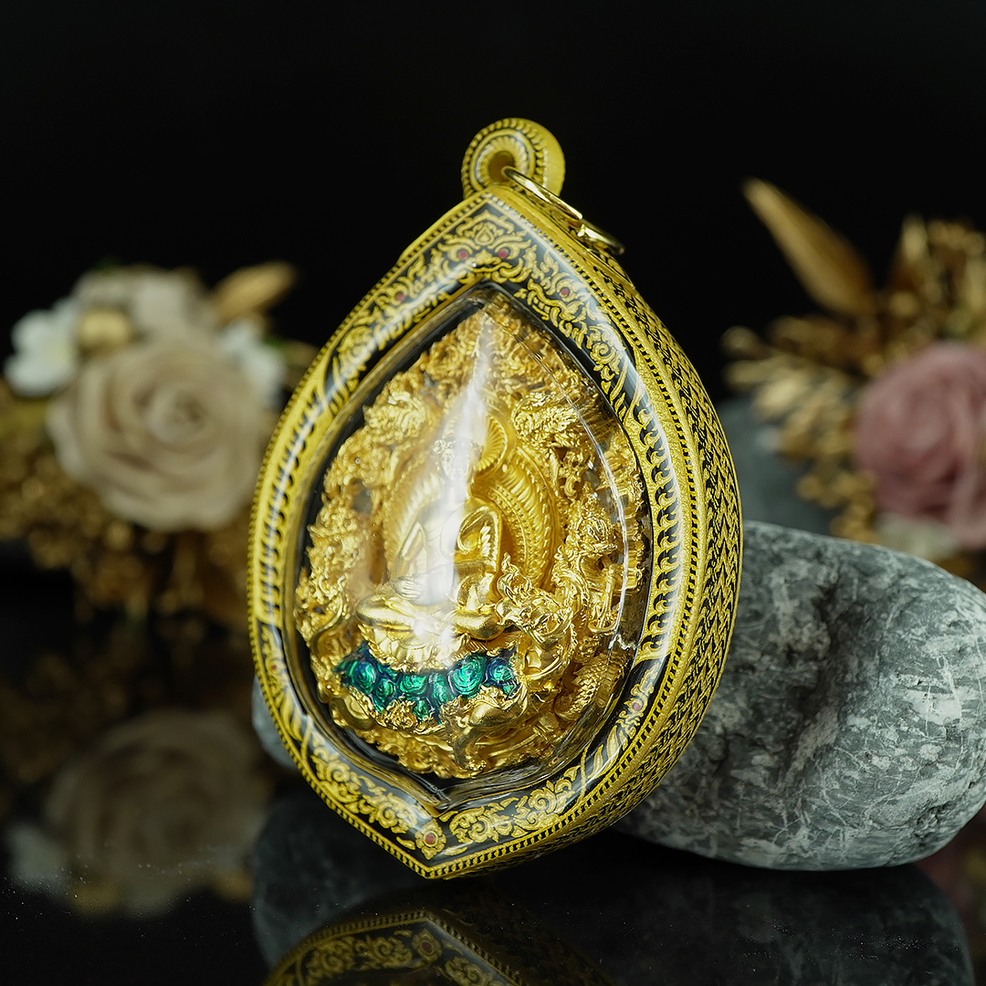 บริการเลี่ยมแบบมีลายขอบข้าง No.A สีทอง (แบบห้อยคอ ขนาดพระไม่เกิน 5 เซนติเมตร) ** ลูกค้าส่งงานมาเลี่ยมที่ร้าน ระยะเวลาเลี่ยมประมาณ 3-5 วัน ไม่รวมระยะเวลาจัดส่ง **