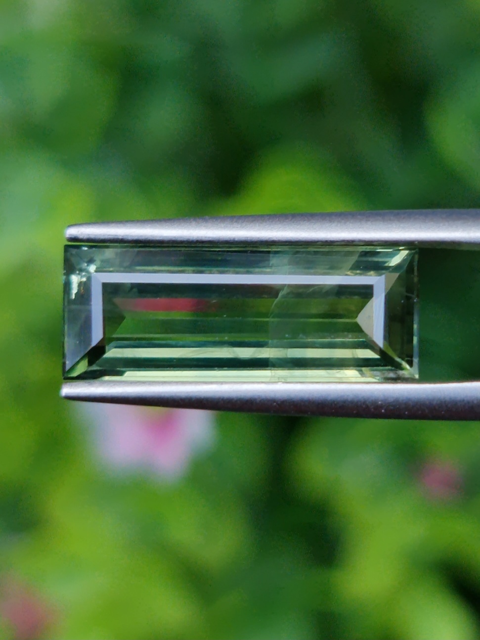 พลอย เขียวส่อง (ฺGreen Sapphire) 3.97 กะรัต (Cts.) พลอยแท้ อัญมณีมงคลประจําวันเกิด เครื่องประดับพลอย
