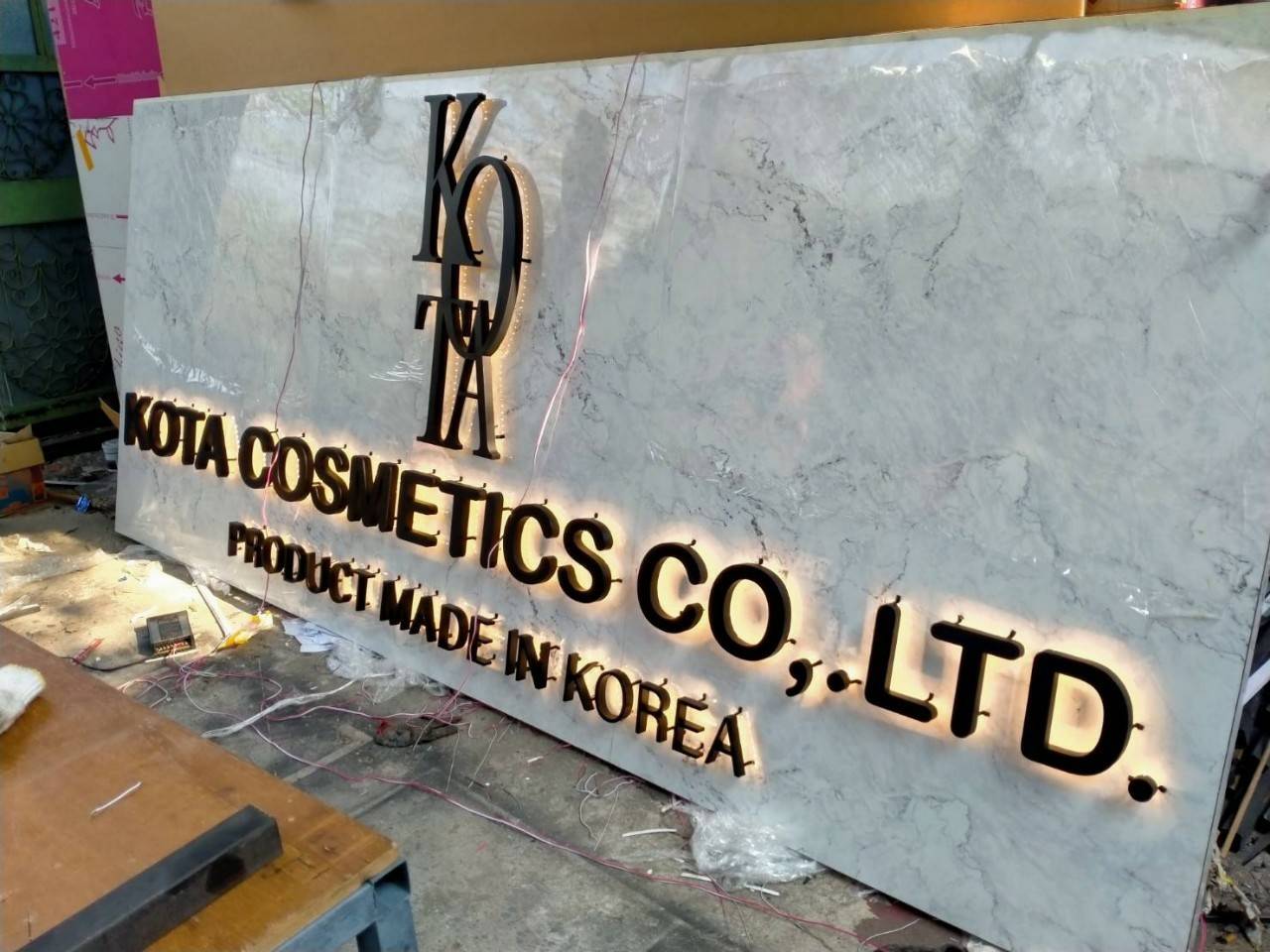 ป้ายตัวอักษรซิงค์ไฟออกหลัง ซิงค์ทำสีดำ ไฟออกหลังสีวอมไวท์ พื้นเป็นอะลูมิเนียมคอมโพสิต4304