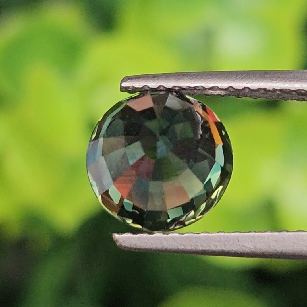 พลอย เขียวส่อง (Green Sapphire) 2.98 กะรัต (Cts.) พลอยแท้ อัญมณีมงคลประจําวันเกิด เครื่องประดับพลอย