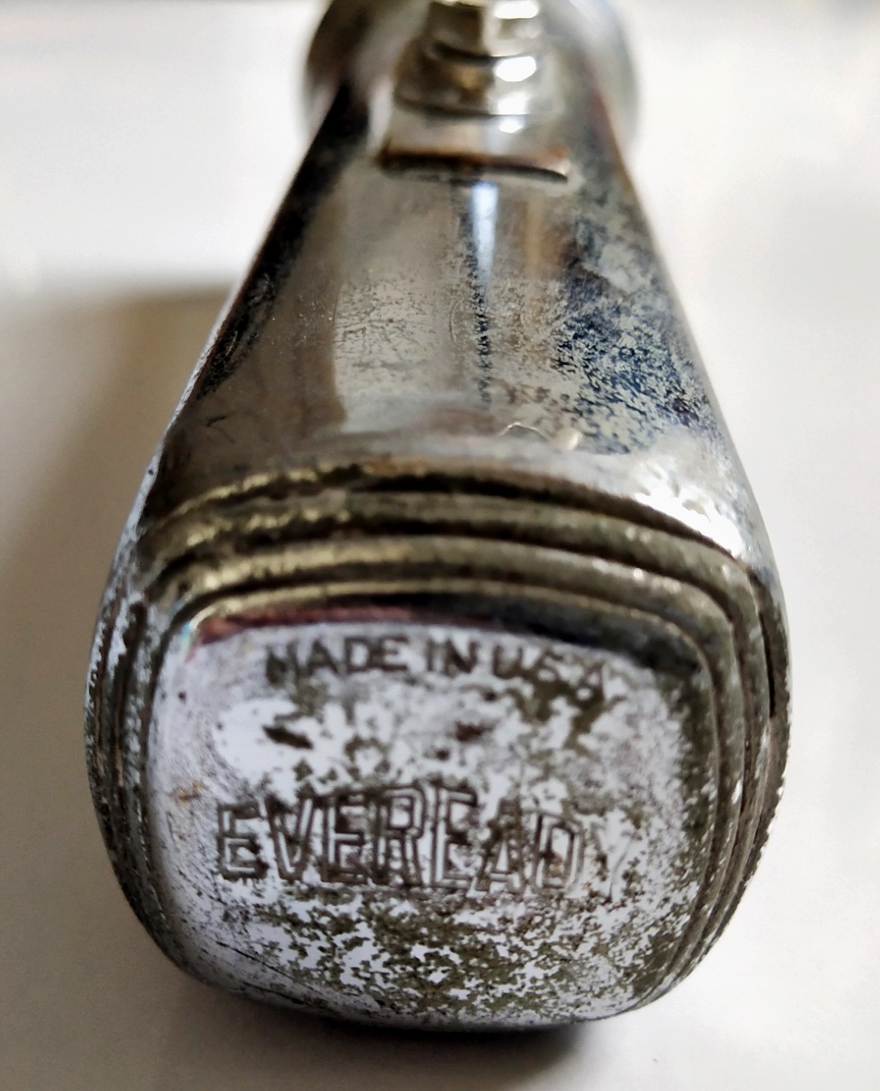 ของเก่าสะสม ไฟฉาย EVEREADY กระบอกเหล็ก เปลี่ยนถ่าน และหลอดไฟได้ สภาพเก่าเก็บ ใช้ไม่ได้แล้ว แถมถ่าย RAY O VAC (ถ่านสิ้นสภาพการใช้งานแล้ว)2ก้อน ยังไม่ได้แกะขั้ว ขายทั้งหมด