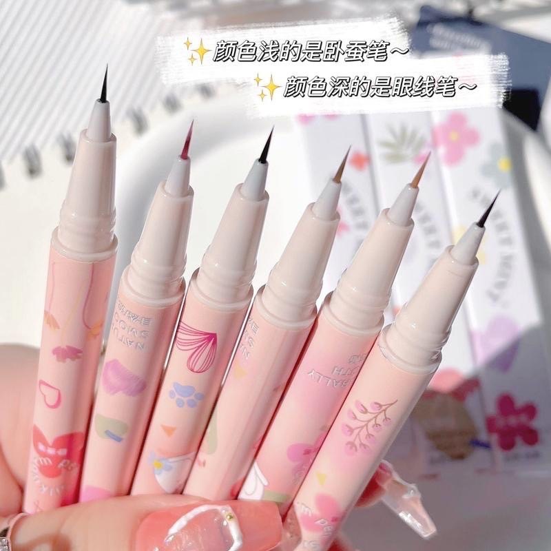 1 PV. แพ็คคู่ 2 ชิ้น ปากกาอายไลเนอร์ แบบบาง เส้นเล็ก คมชัด กันน้ํา ลายดอกไม้ สีชมพูมิ้นท์สุดคิ้วท์ 2.5g.