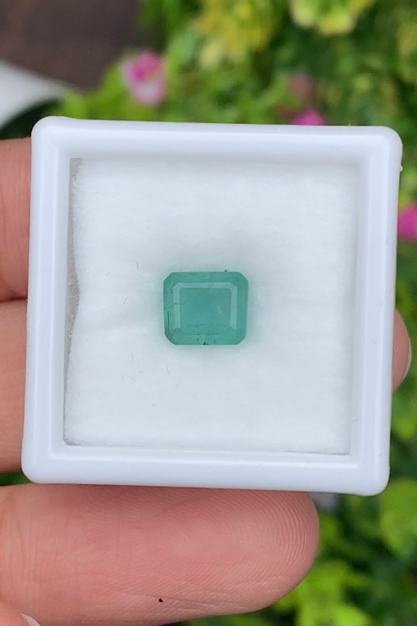 พลอย มรกต Natural Emerald แซมเบีย 1.37 กะรัต (Cts.) พลอยแท้ อัญมณีมงคลประจําวันเกิด เครื่องประดับพลอย